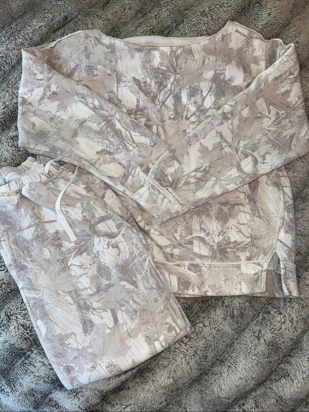 Hollister Women's Off the Shoulder Camo Sweatshirt (XS) & Jogger (XXS) Set